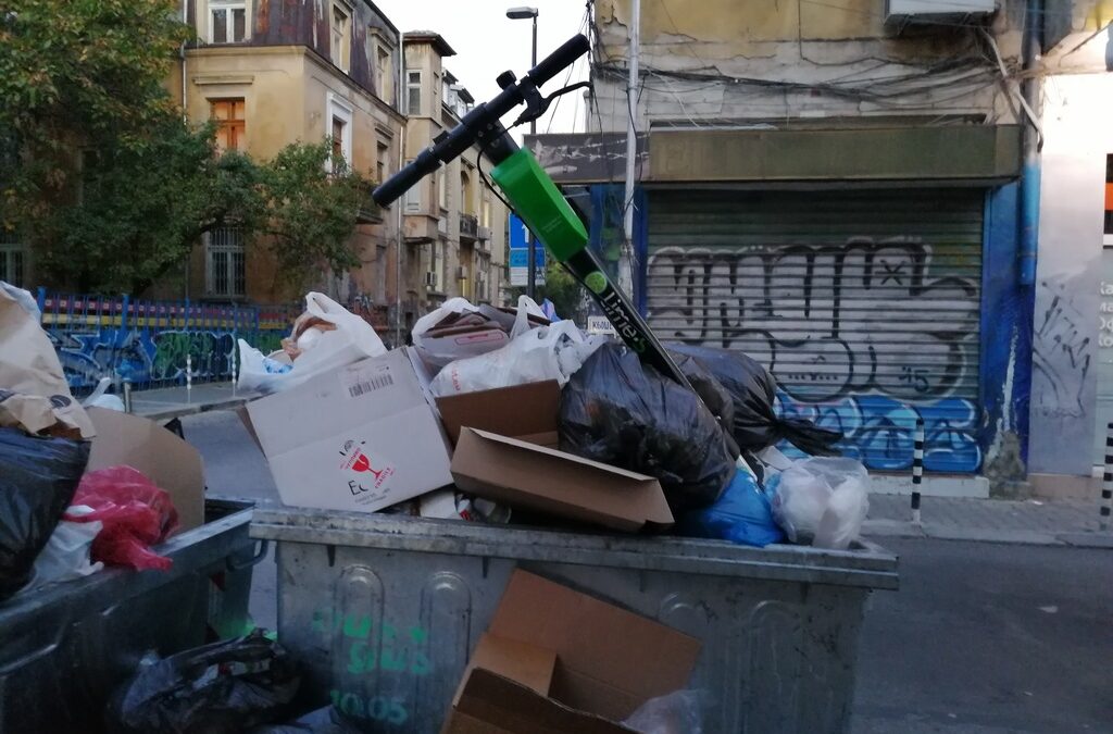 Да се паркира така, че да не пречи, това е едно от условията за освобождаване на споделените тротинетки в София. Тук то е изпълнено