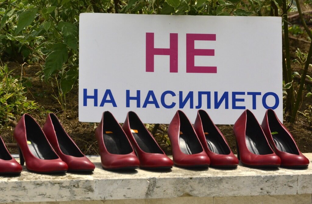 Насилието над жени не изхожда само от биологичните различия между жените и мъжете, но и от "социално конструирани роли, поведения и атрибути". Насилието над жени не изхожда само от биологичните различия между жените и мъжете, но и от "социално конструирани роли, поведения и атрибути".