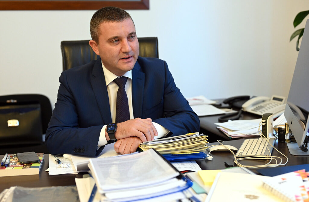 Горанов предупреди кметовете, ако намалят данъците, да не търсят кабинета за пари