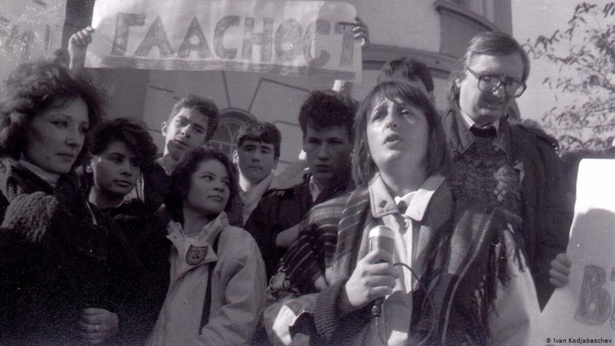 Пловдив, 18 ноември 1989: на преден план журналистката Нери Терзиева. (Снимка Иван Коджабашев)