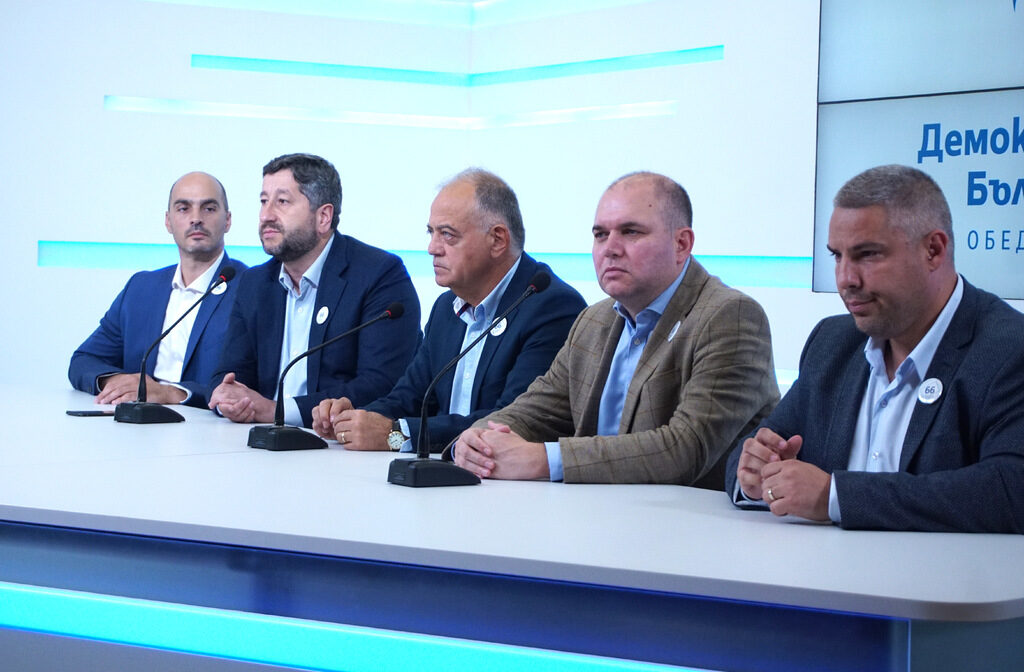 "Демократична България" пречи на управляващата ГЕРБ с това, че със самото си присъствие прави все по-видима нейната същност. "Демократична България" пречи на управляващата ГЕРБ с това, че със самото си присъствие прави все по-видима нейната същност.