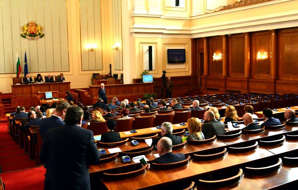 ГЕРБ и "патриотите" си прехвърлят отговорността за неплащането на първия ден на болничния
