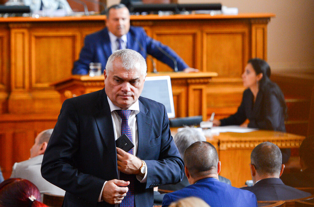 Вътрешният министър е глобен за изнасяне на лични данни на чужд гражданин