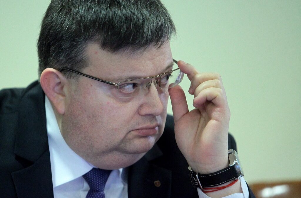 Обратът в отношението на обществото към Цацаров настъпва през 2014 г., особено през втората половина на годината, когато прокуратурата започна акцията срещу КТБ