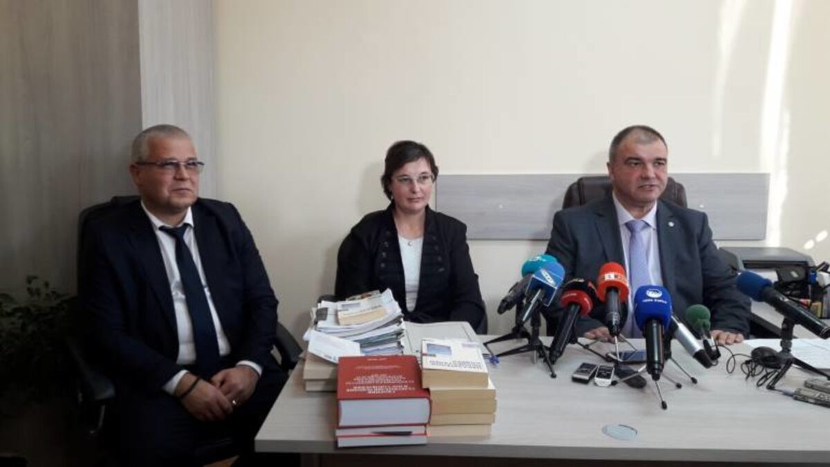 Средствата са били превеждани на мъж от Монтана, с когото банковата служителка се запознала в интернет, разказаха пред журналисти разследващите.
