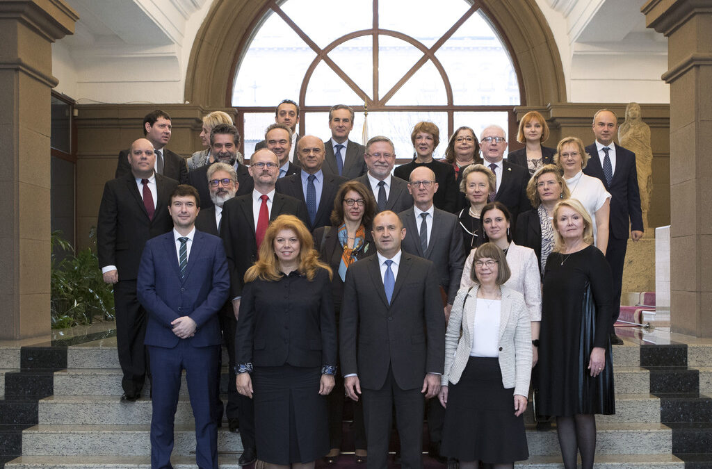 Президентът информира посланици, че иска промени в конституцията Президентът информира посланици, че иска промени в конституцията