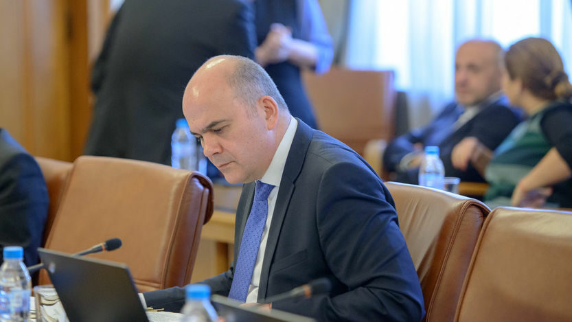Хората няма да бъдат ощетени при изплащането на болничните, увери министърът на труда Хората няма да бъдат ощетени при изплащането на болничните, увери министърът на труда