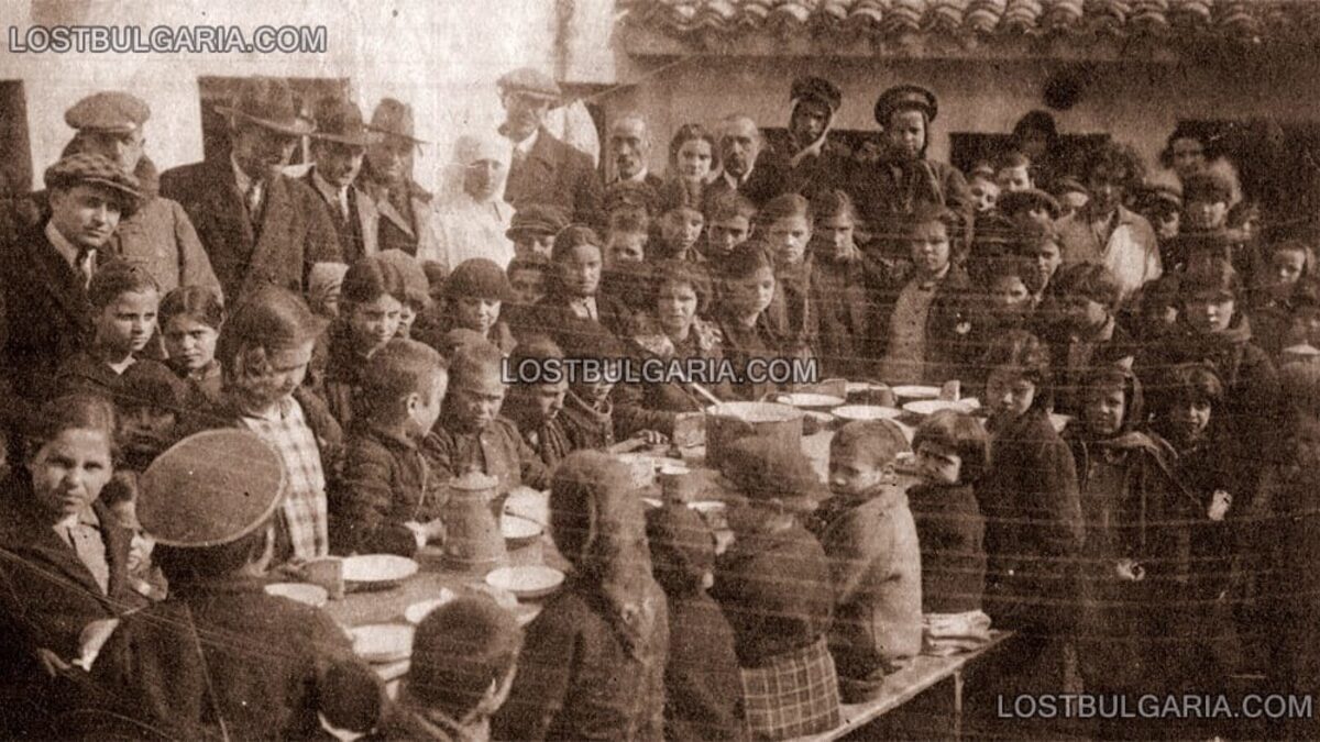 Бежански лагер в Хасково за деца от изгубените територии след Парижкия /Ньойски/ мирен договор, началото на 20-те години на XX век.