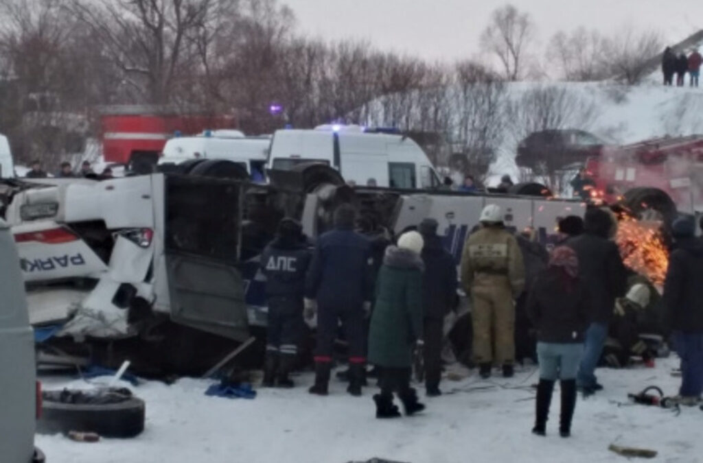 Деветнадесет души загинаха, след като автобус падна в река в Русия Деветнадесет души загинаха, след като автобус падна в река в Русия