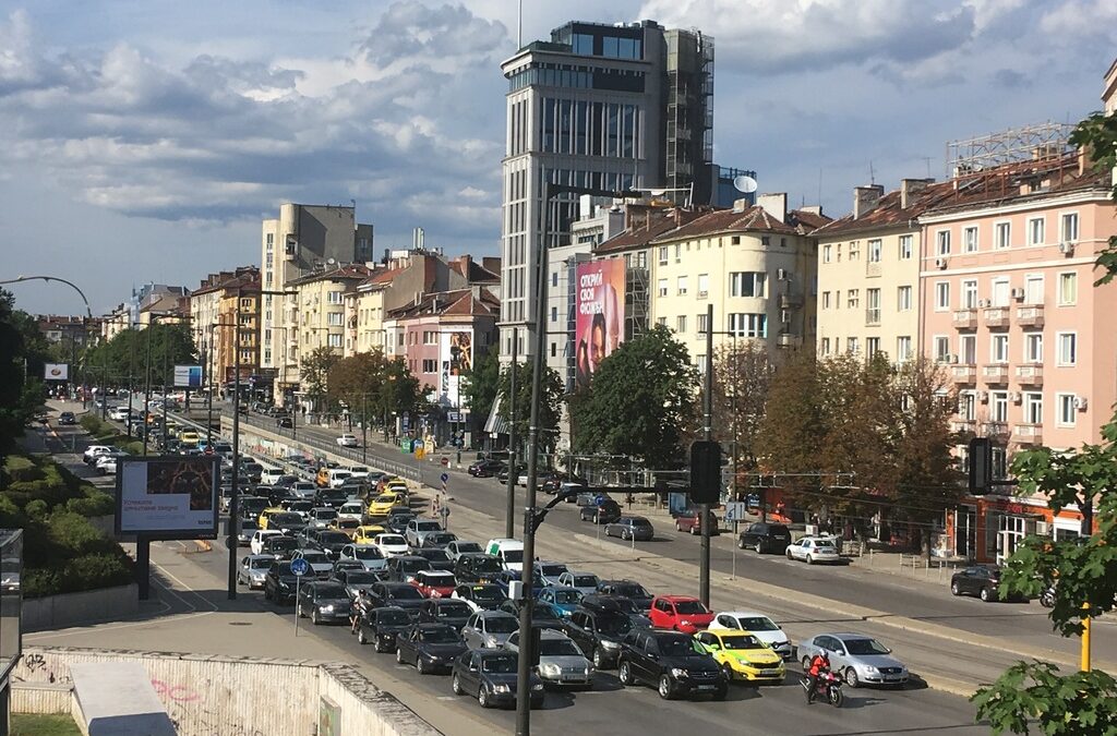 По булеварда