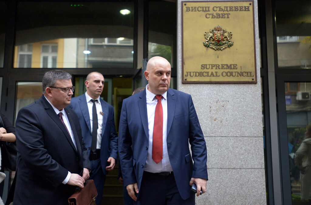 Очаква се утре Иван Гешев да се срещне с Лаура Кьовеши, а главният прокурор Сотир Цацаров се връща в България, за да бъде изслушан в Народното събрание Очаква се утре Иван Гешев да се срещне с Лаура Кьовеши, а главният прокурор Сотир Цацаров се връща в България, за да бъде изслушан в Народното събрание