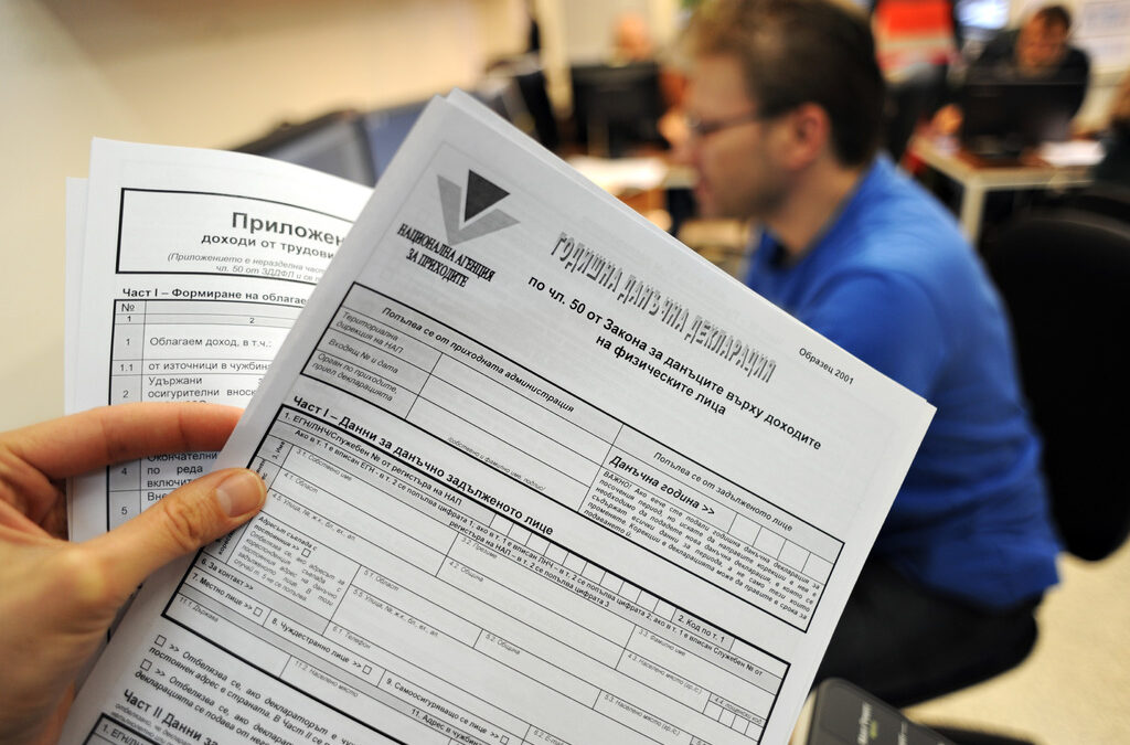 Освен чрез работодателя си родителите могат да ползват данъчното облекчение и чрез подаването на годишна данъчна декларация