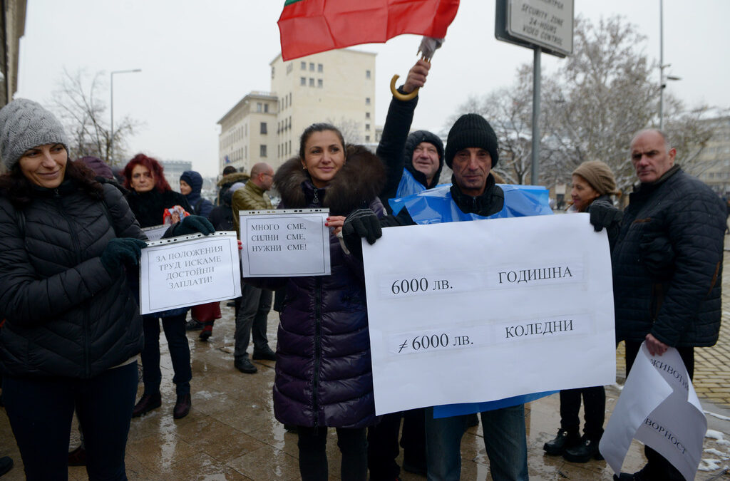 Служители на агенцията по храните протестираха за по-високи заплати