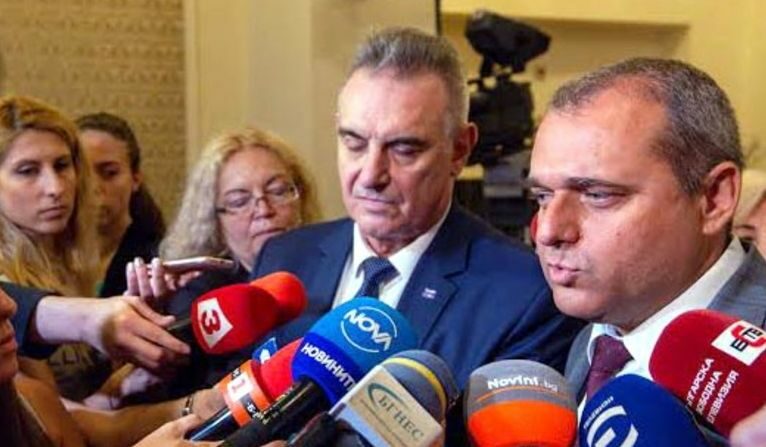 Вносител на закона е Искрен Веселинов и под проекта са се подписали всички депутати от ВМРО и НФСБ