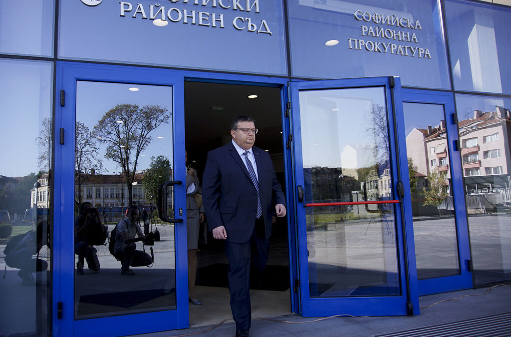 У нас прокуратурата е в съдебната власт и е зависима само от главния прокурор. А той от своя страна, не зависи от никого.