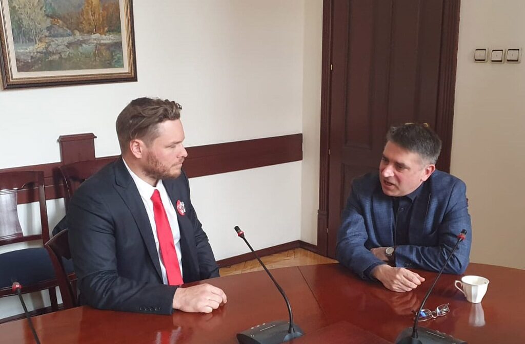 Министър Кирилов разговаря с Полфрийман в Министерството на правосъдието днес по обед, което означава, че няма да присъства на заседанието на Венецианската комисия, насрочено за 15 ч.