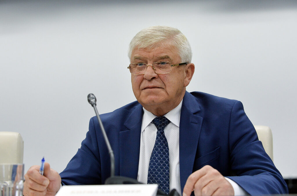 Министърът на здравеопазването Кирил Ананиев е върнал на работа отстранените директори на болници. Министърът на здравеопазването Кирил Ананиев е върнал на работа отстранените директори на болници.