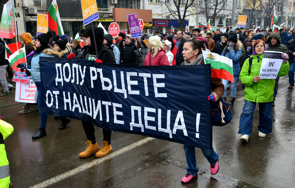 Още преди да е влязъл в сила, законът стана обект на целенасочена манипулативна кампания, която предизвика протести Още преди да е влязъл в сила, законът стана обект на целенасочена манипулативна кампания, която предизвика протести