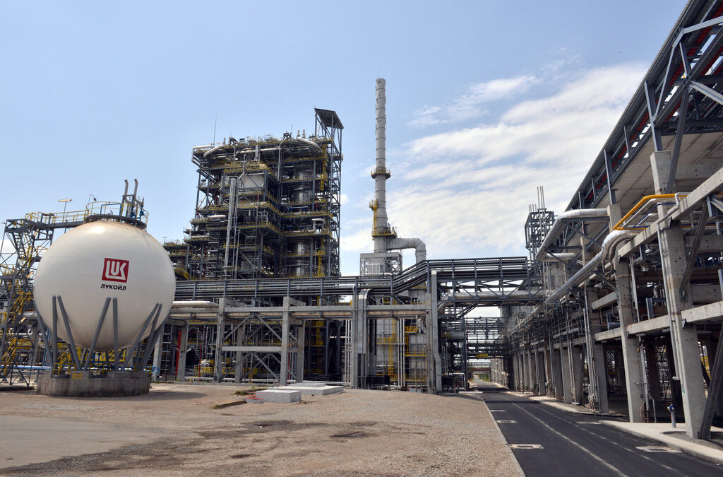 "Лукойл Нефтохим" ще бъде глобен заради неприятна миризма в Бургас