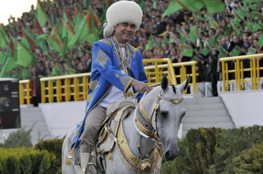 Туркменистанският президент Гурбангули Бердимухамедов, април 2011 г. Туркменистанският президент Гурбангули Бердимухамедов, април 2011 г.