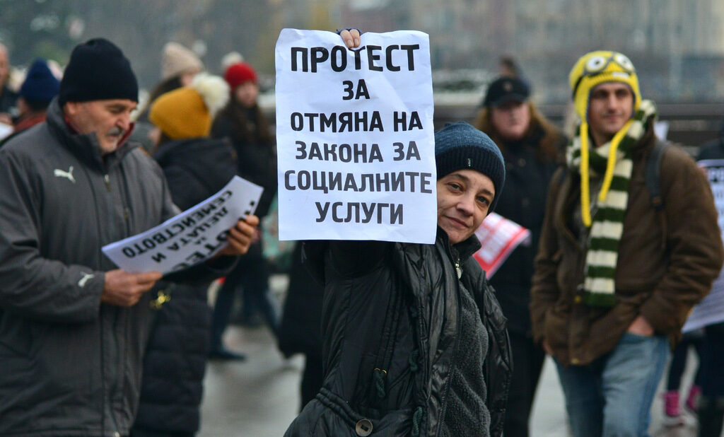 Измислен проблем като непредвиждано отнемане на деца е идеален за отвличане на вниманието от далеч по-реални и съществени неща Измислен проблем като непредвиждано отнемане на деца е идеален за отвличане на вниманието от далеч по-реални и съществени неща