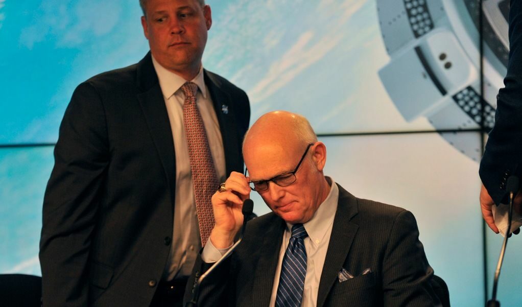 Джим Бърдинстайн, ръководител на НАСА, и Тори Бруно, директор на United Launch Alliance между "Боинг" и "Локхийд Мартин" (с очилата) обсъждат на пресконференция какво се е случило с мисията.