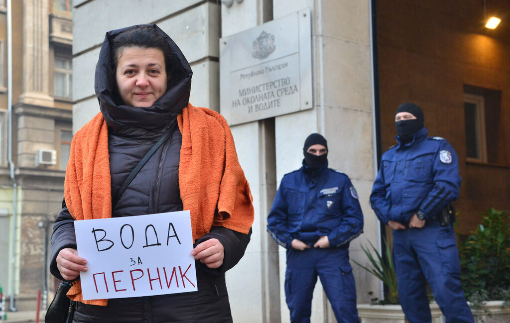18 декември – рехав флашмоб пред екоминистерството. Перничани предпочитат да търпят. 18 декември – рехав флашмоб пред екоминистерството. Перничани предпочитат да търпят.