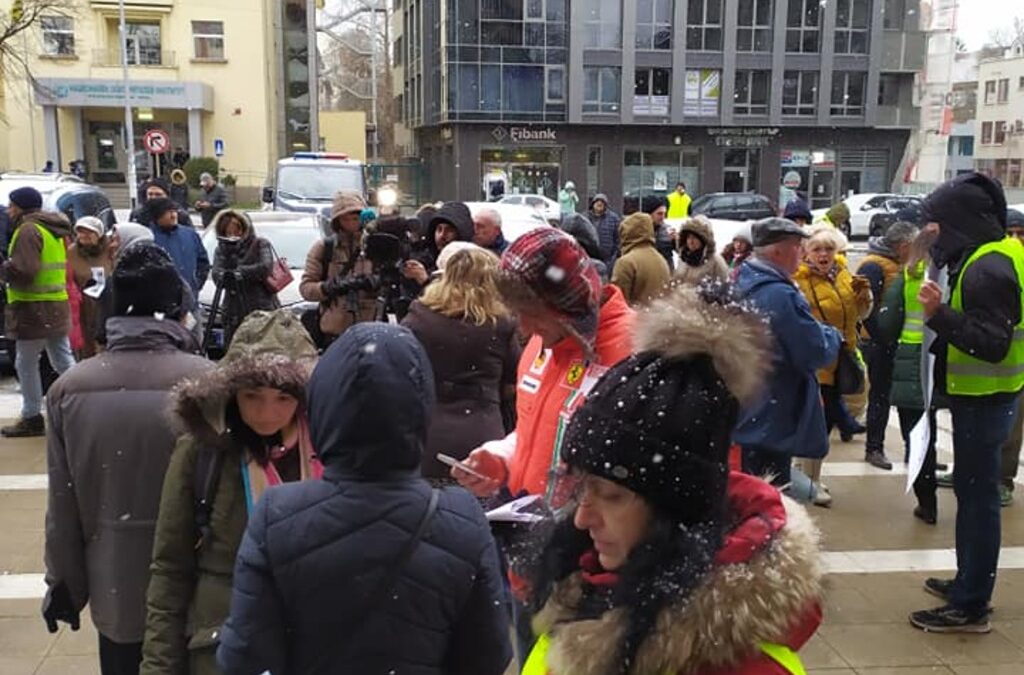 Перничани излязоха на протест срещу безводието, държавата ускорява пречистването
