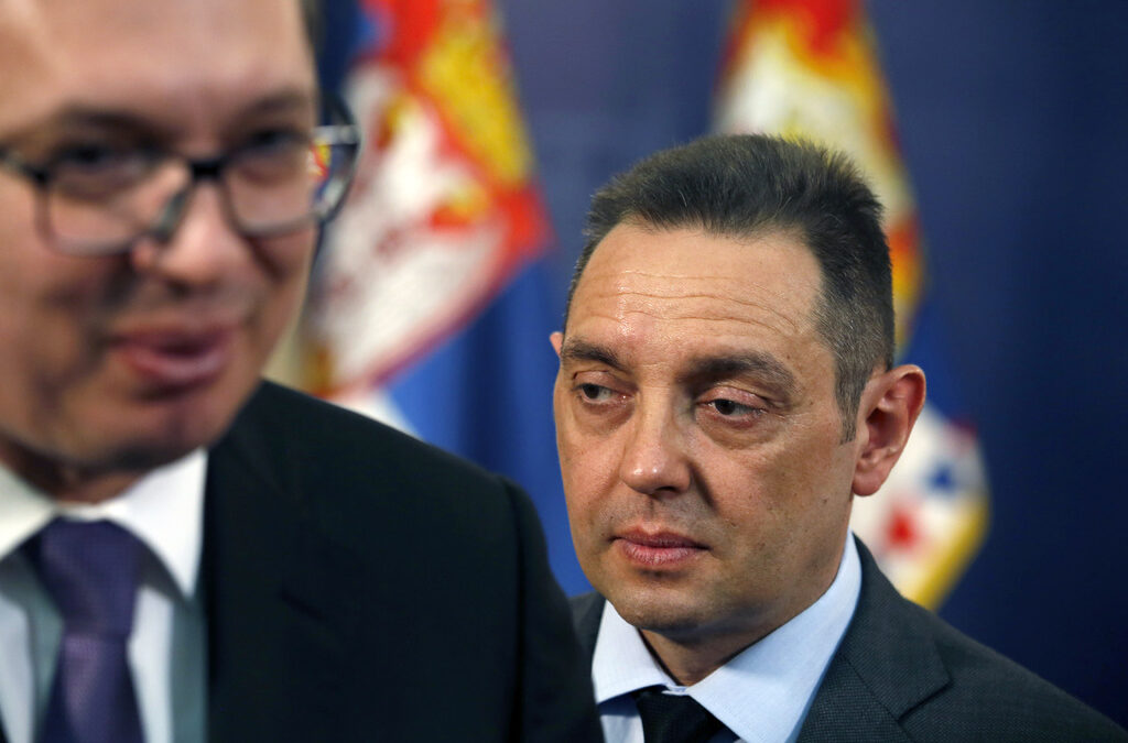 Сръбският президент Александър Вучич и министърът на отбраната Александър Вулин