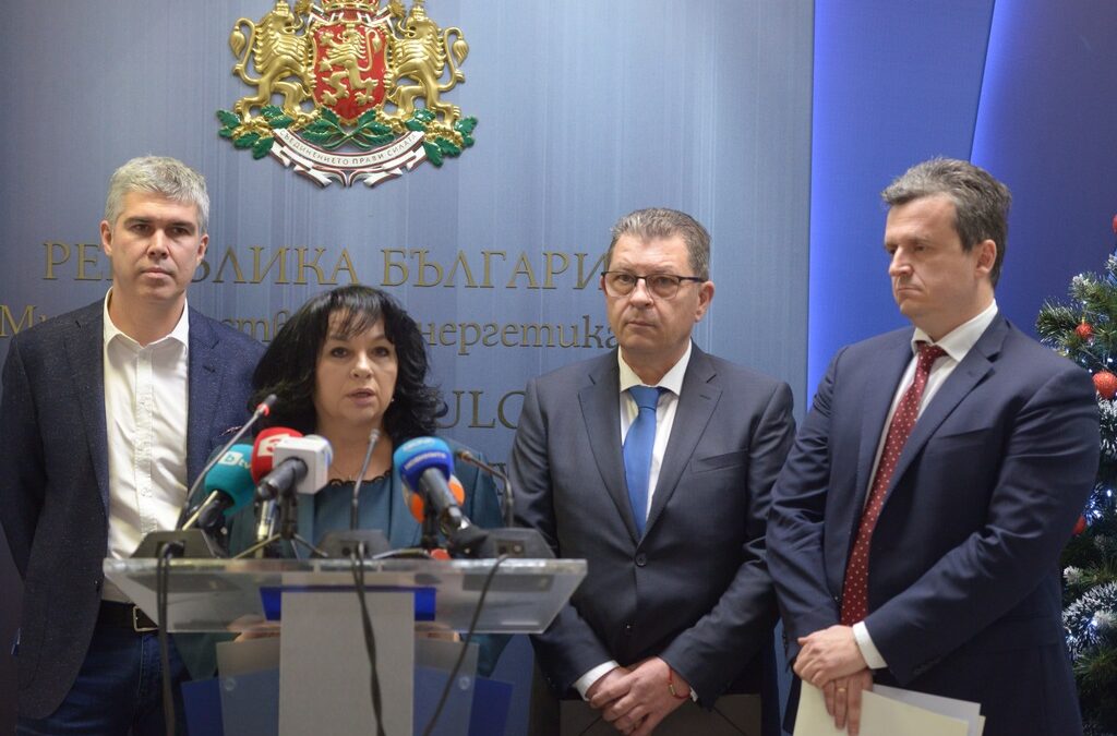 Директорът (от ляво надясно) на "Булгартрансгаз" ЕАД Владимир Малинов, енергийният министър Теменужка Петкова, изп. директор на "Български енергиен холдинг" ЕАД Жаклен Коен и Николай Павлов, директор на "Булгаргаз" ЕАД