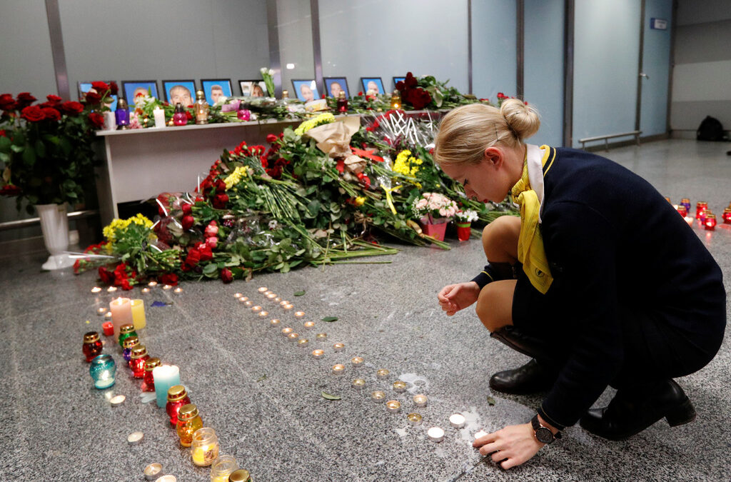 На международнот олетище в Киев колеги на загиналия екипаж направиха импровизиран мемориал. На международнот олетище в Киев колеги на загиналия екипаж направиха импровизиран мемориал.