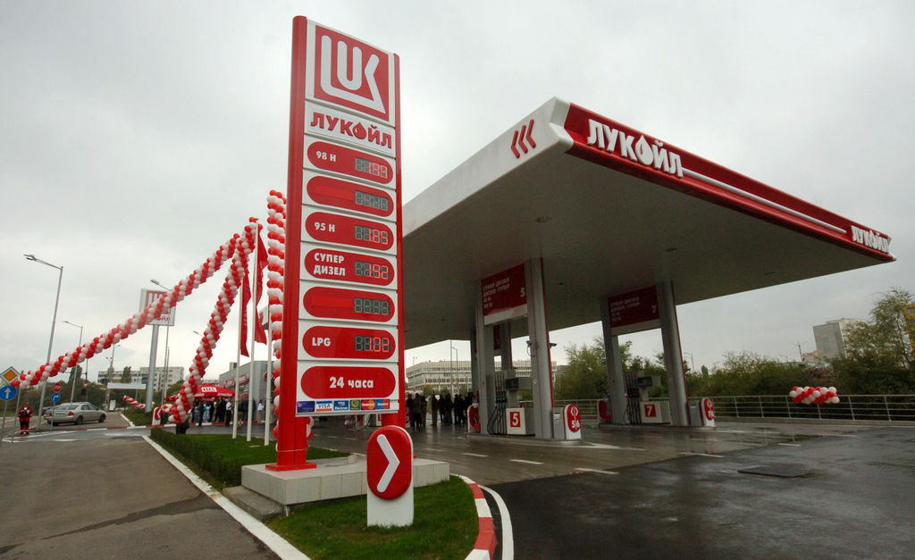 Лукойл вдигна заводските цени на горивата