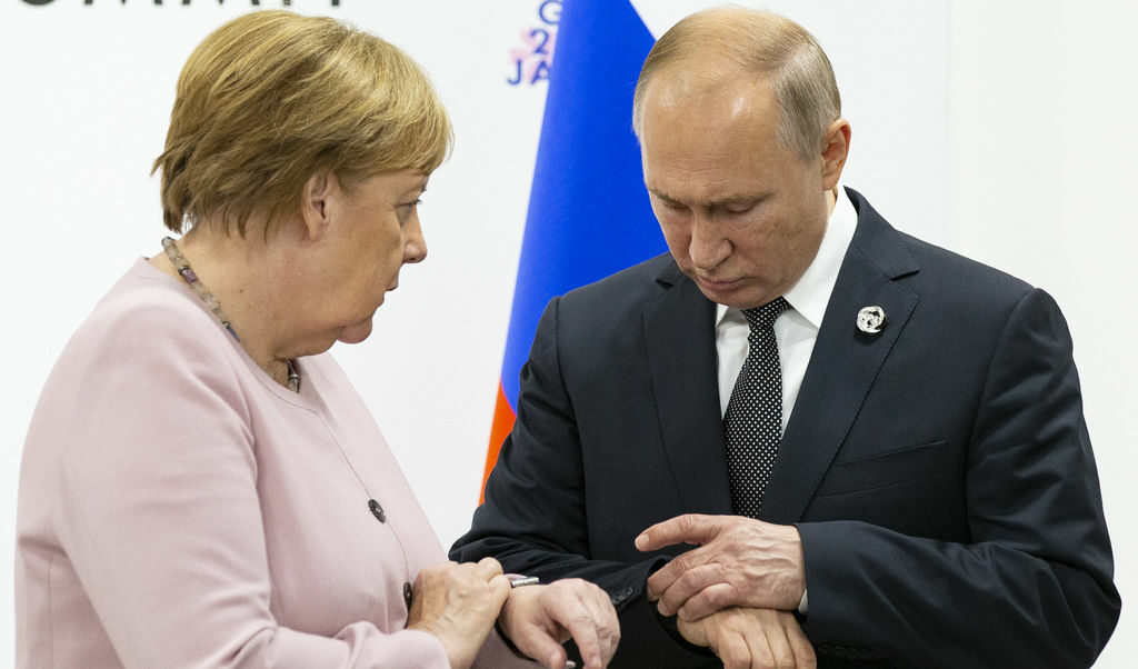 Германският канцлер Ангела Меркел и руският президент Владимир Путин в Осака. Германският канцлер Ангела Меркел и руският президент Владимир Путин в Осака.