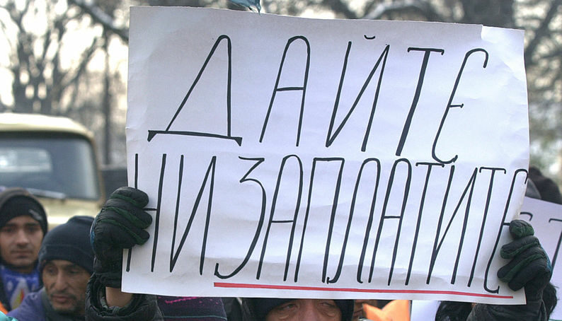 Залагането на висока секторна минимална заплата ограничава достъпа на нископроизводителни работници до сектори с иначе висока добавена стойност на зает.
