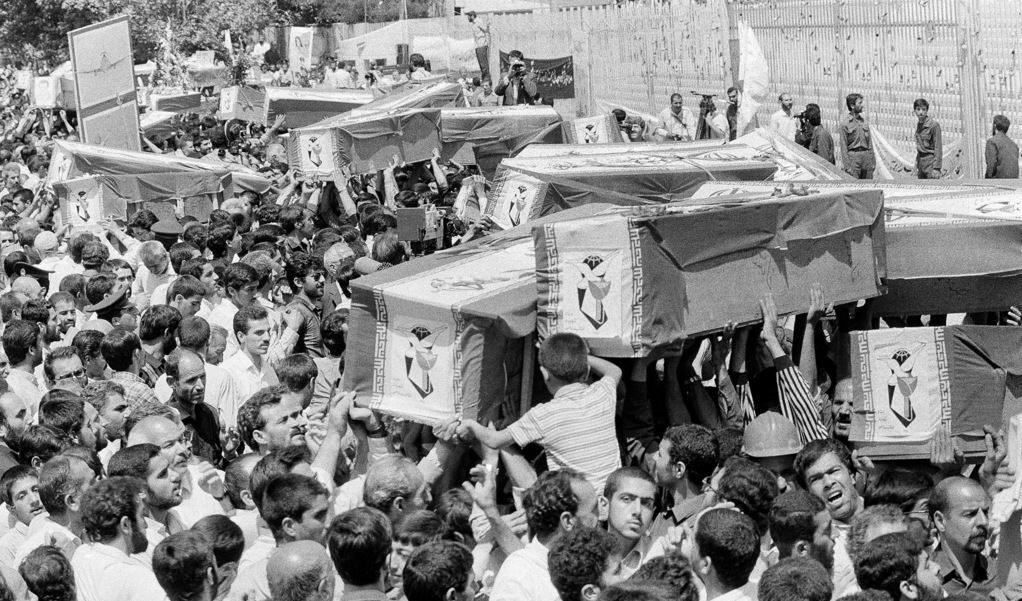 Погребение в Техеран на 7 юли 1988 г. на останките на жертвите от полет 655