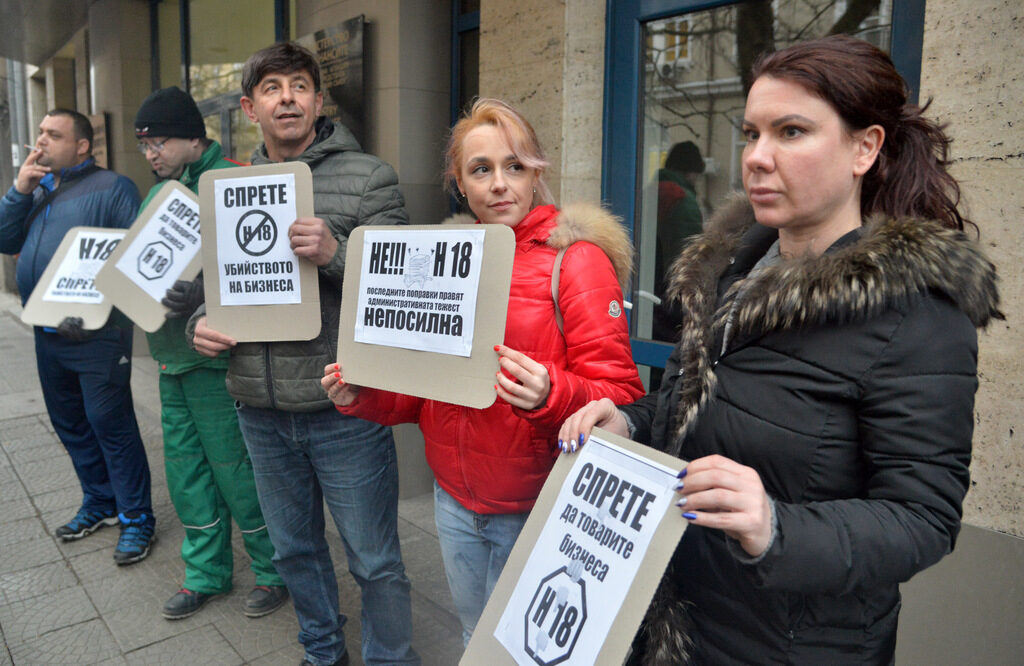 Кадърът е от протеста в понеделник вечер пред Министерството на финансите