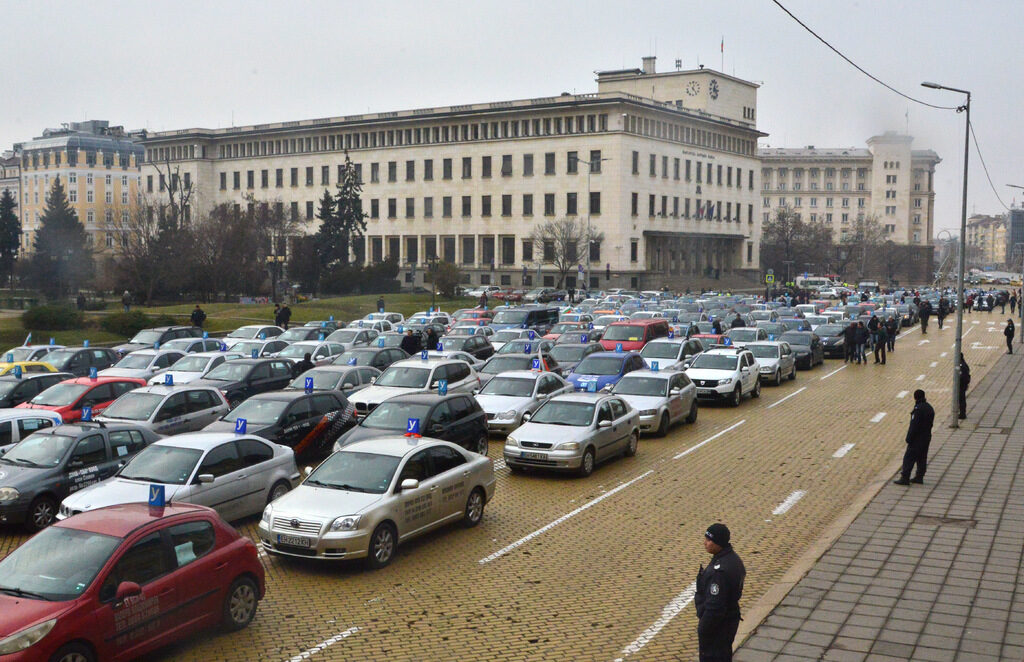 Протестът на автоинструкторите доведе до отмяна на спорната наредба Протестът на автоинструкторите доведе до отмяна на спорната наредба