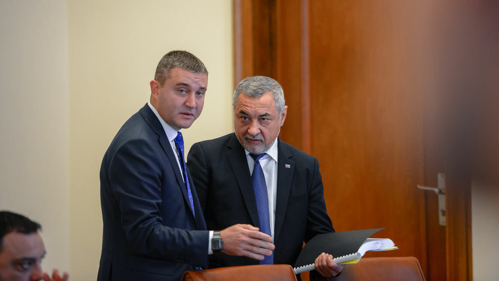 Законопроектите на Валери Симеонов и на Владислав Горанов не могат да съществуват заедно, тъй като се отричат взаимно. Законопроектите на Валери Симеонов и на Владислав Горанов не могат да съществуват заедно, тъй като се отричат взаимно.