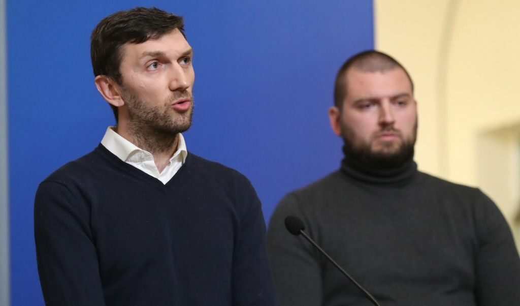 Даниел Стрезов (вляво) ръководи тръста "Синя България", като в позицията си организация отново призова за промяна на модела "бащица" Даниел Стрезов (вляво) ръководи тръста "Синя България", като в позицията си организация отново призова за промяна на модела "бащица"