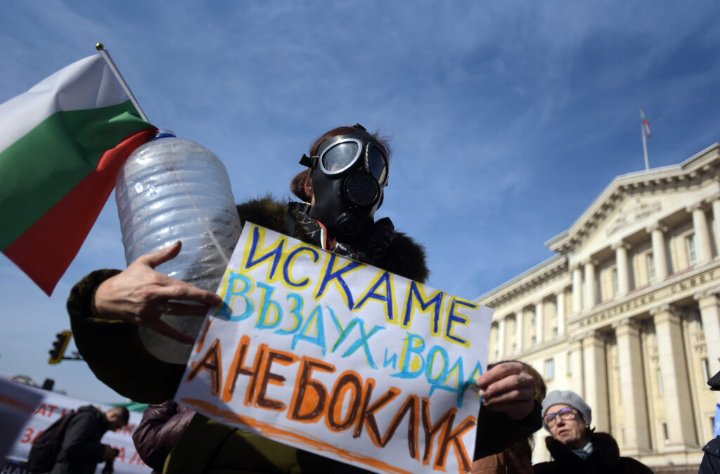 Протестите на измъчени от безводието и от мръсния въздух хора може и да се струват на властта дребна работа, но и малките камъчета често преобръщат колата.