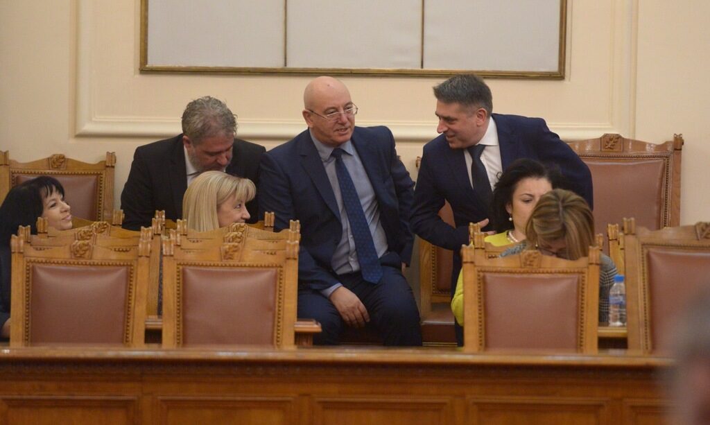 С помощта на "Атака" и "Воля" парламентът отхвърли вота на недоверие към правителството
