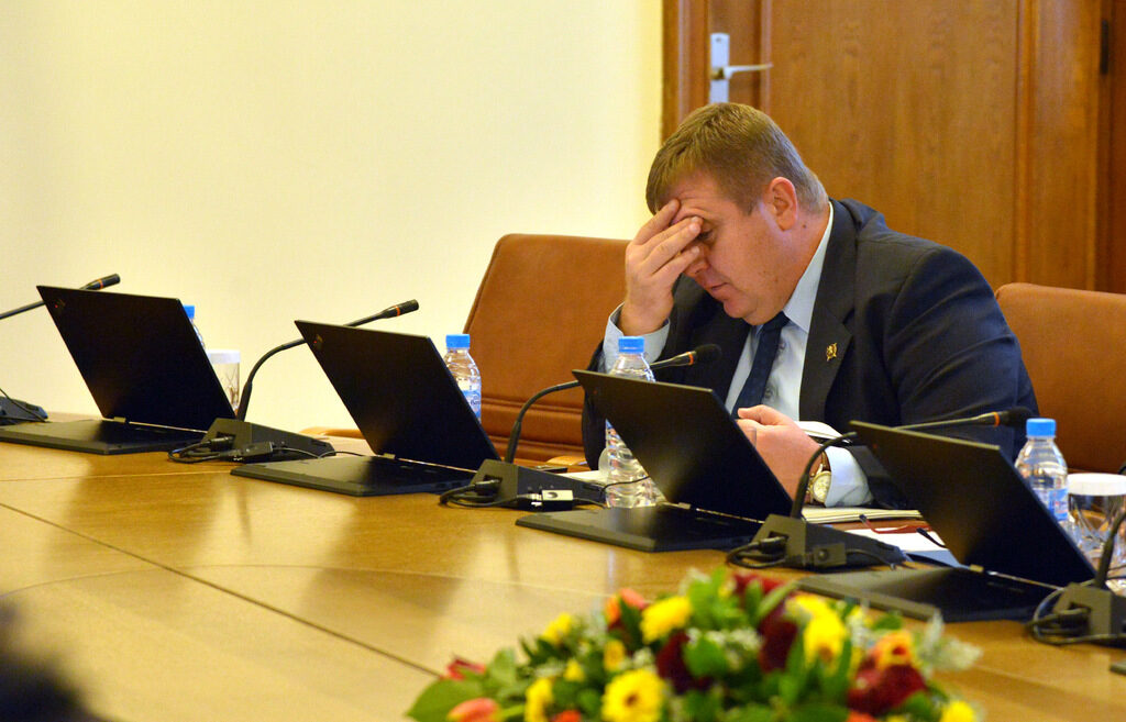 Красимир Каракачанов на заседание на правителството.
