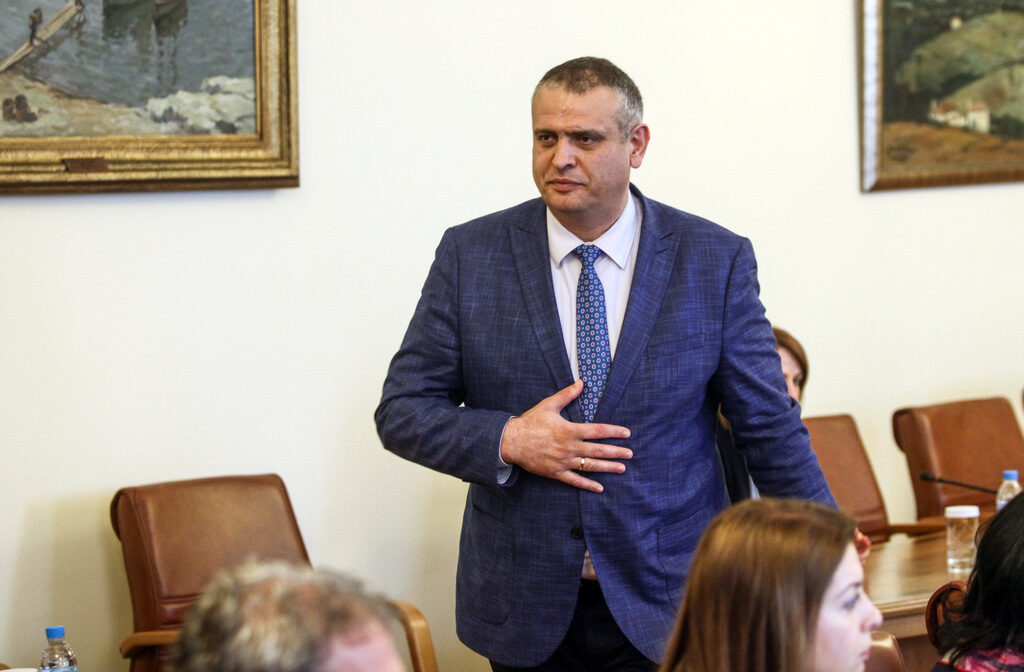 Шефът на АПИ Георги Терзийски си тръгва от Министерския съвет, след като е публично назидаван от премиера.