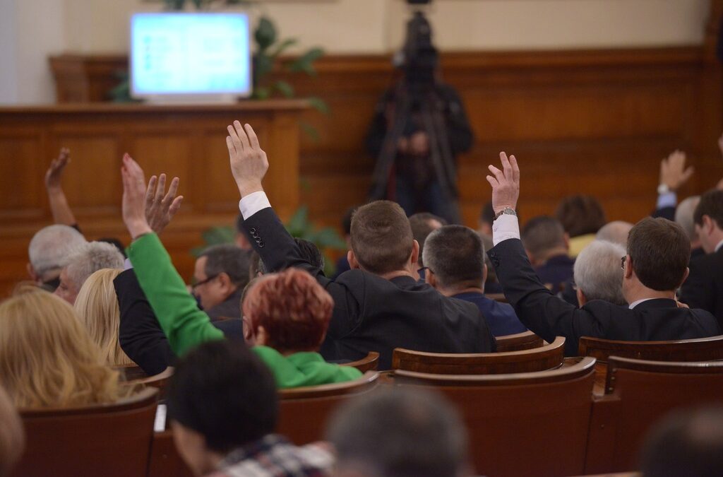 ГЕРБ пак готви промени в конституцията, за да разследва главният прокурор приватизацията