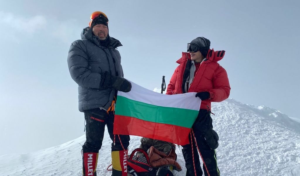 Камен и Петя Колчеви изкачиха най-високите върхове на всеки от седемте континента Камен и Петя Колчеви изкачиха най-високите върхове на всеки от седемте континента