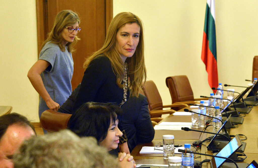 Ангелкова ще тълкува закона да се връщат ли пари от екскурзии заради коронавируса