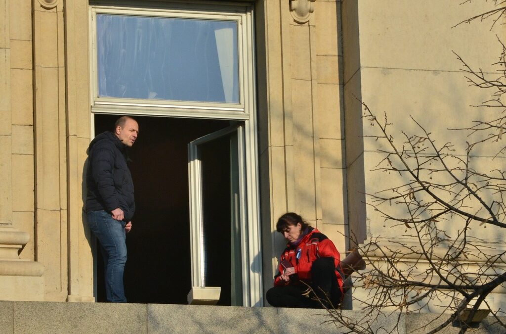 Протестът започна в началото на месеца. Атанасова - медицинска сестра от "Пирогов", която твърди, че е репресирана на работното си място и притискана от ръководството на болницата, заради участието си в протестите. Физиотерапевтът Бойка Атанасова, работеща в Пирогов, е един от лидерите. В палатковия лагер протестират и майки на деца с увреждания. Протестът започна в началото на месеца. Атанасова - медицинска сестра от "Пирогов", която твърди, че е репресирана на работното си място и притискана от ръководството на болницата, заради участието си в протестите. Физиотерапевтът Бойка Атанасова, работеща в Пирогов, е един от лидерите. В палатковия лагер протестират и майки на деца с увреждания.