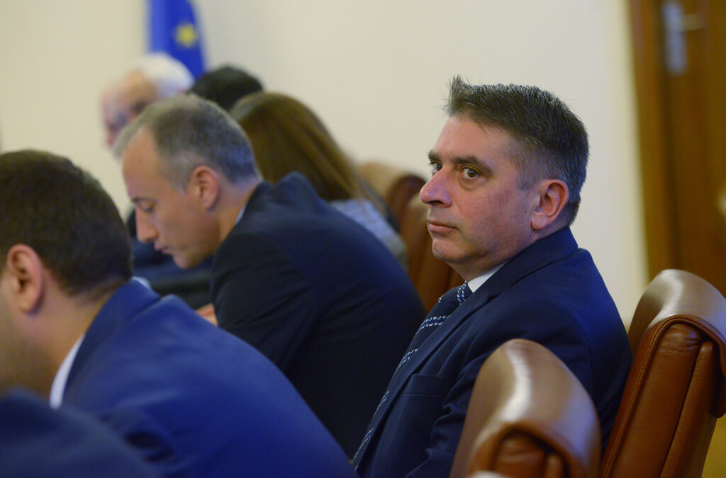 Министерството е страна по делата там и няма право да оказва влияние на справедливия и честен процес