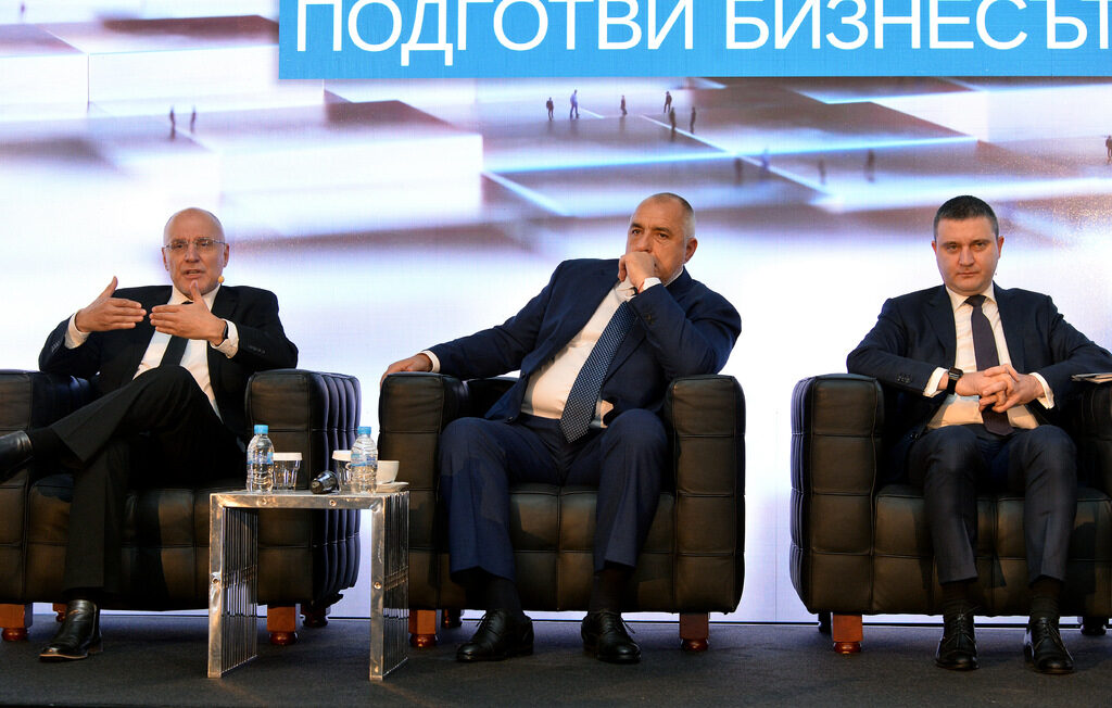 Вместо едно икономическо решение да се обсъжда във връзка със стопански обстоятелства, то се озова в епицентъра на комуникационен проблем, създаден от управляващите. За съжаление, със съучастието на БНБ.