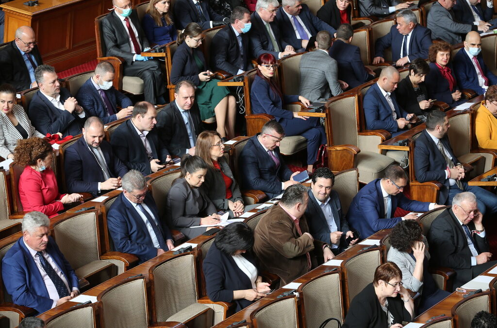 Най-важното от закона за извънредното положение заради коронавируса, който парламентът прие Най-важното от закона за извънредното положение заради коронавируса, който парламентът прие